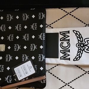 With COA, NWT MCM Visetos Medium Visetos zip Wristlet